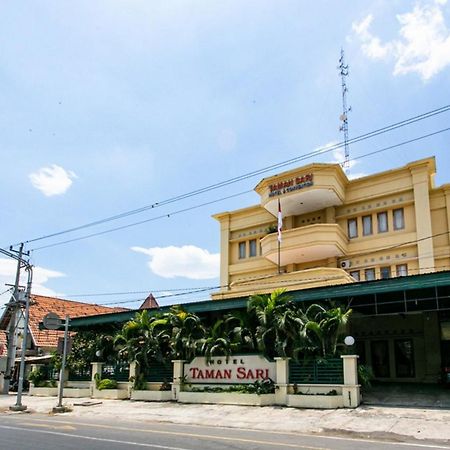 Surakarta  Reddoorz Plus Near Alun Alun Karanganyar מראה חיצוני תמונה
