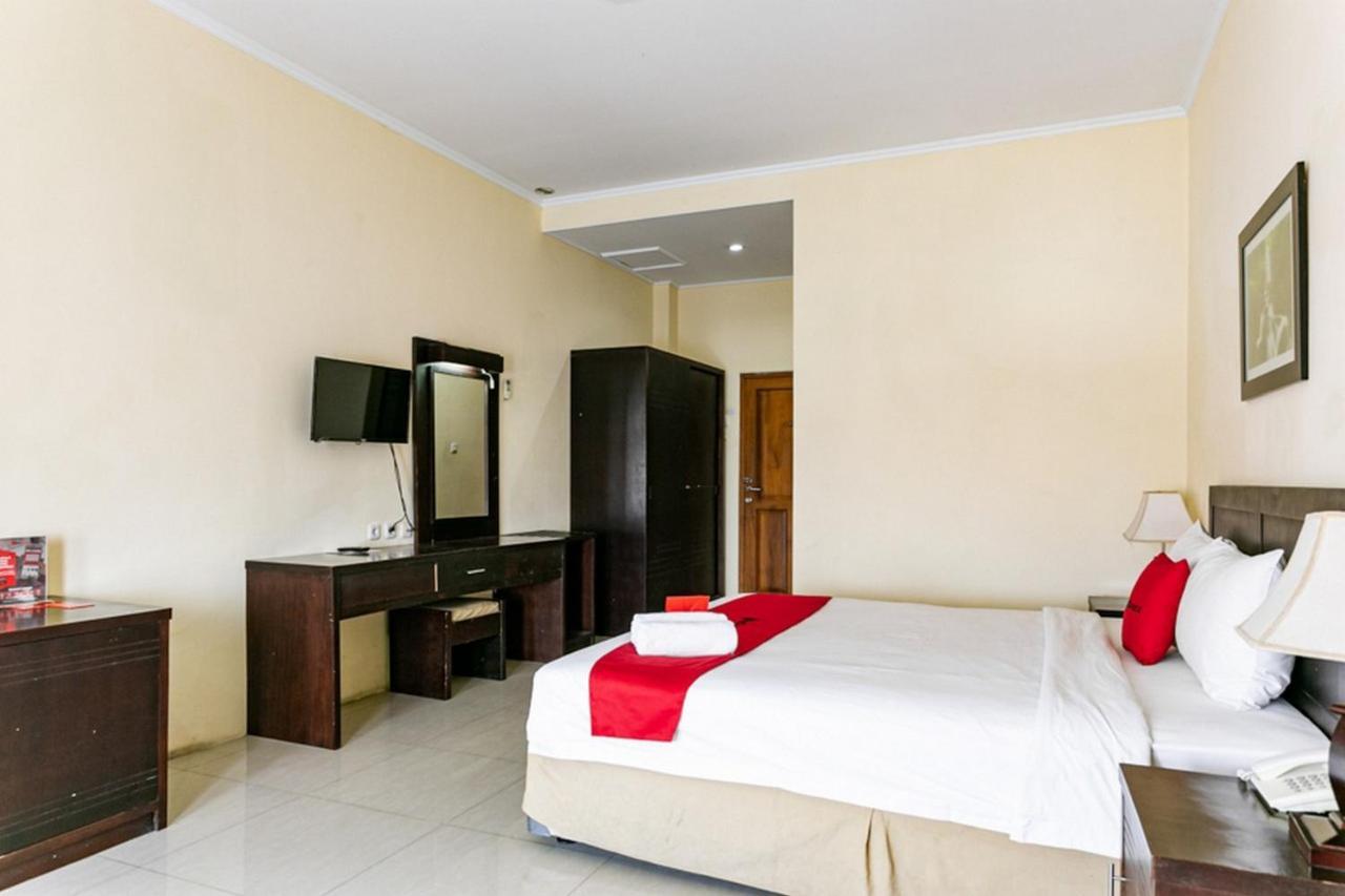 Surakarta  Reddoorz Plus Near Alun Alun Karanganyar מראה חיצוני תמונה