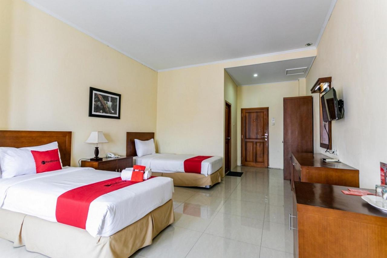 Surakarta  Reddoorz Plus Near Alun Alun Karanganyar מראה חיצוני תמונה