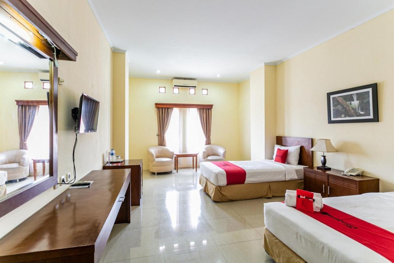 Surakarta  Reddoorz Plus Near Alun Alun Karanganyar מראה חיצוני תמונה