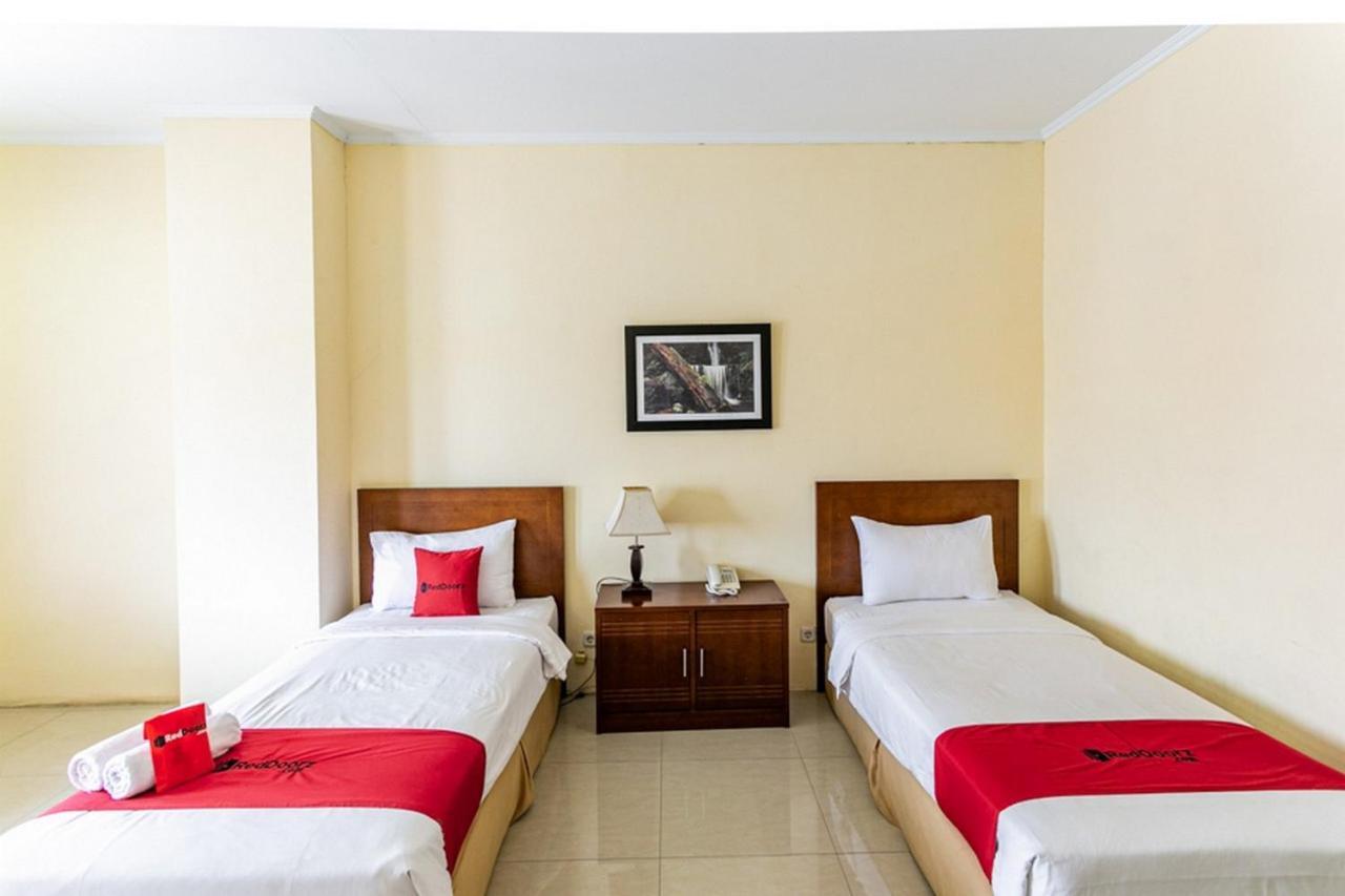 Surakarta  Reddoorz Plus Near Alun Alun Karanganyar מראה חיצוני תמונה