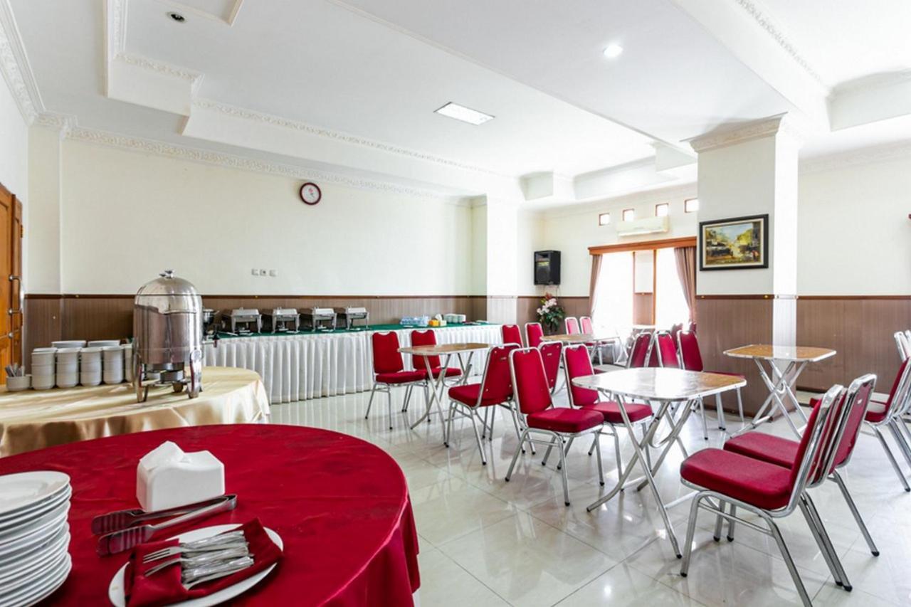 Surakarta  Reddoorz Plus Near Alun Alun Karanganyar מראה חיצוני תמונה