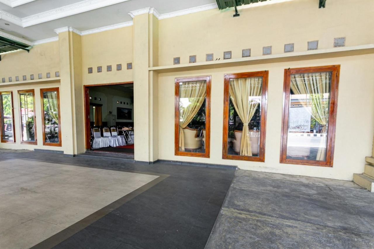 Surakarta  Reddoorz Plus Near Alun Alun Karanganyar מראה חיצוני תמונה