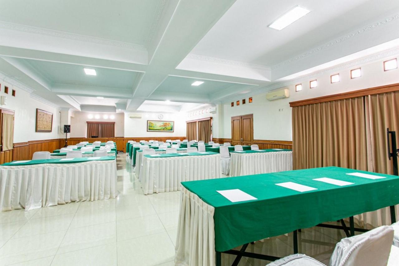 Surakarta  Reddoorz Plus Near Alun Alun Karanganyar מראה חיצוני תמונה