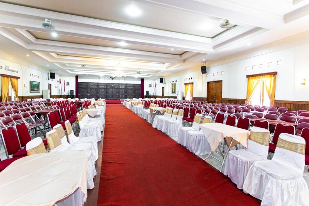 Surakarta  Reddoorz Plus Near Alun Alun Karanganyar מראה חיצוני תמונה