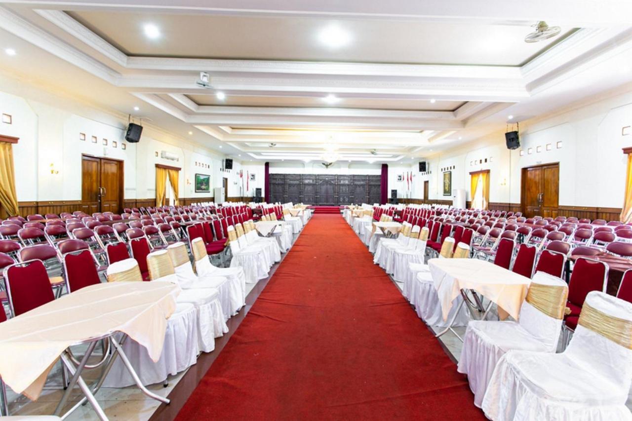 Surakarta  Reddoorz Plus Near Alun Alun Karanganyar מראה חיצוני תמונה